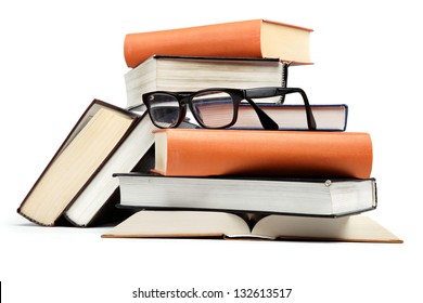Ein Stapel Bücher auf weißem Hintergrund.