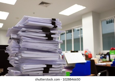 2,692 Unorganized office desk Stock Photos, Images & Photography ...