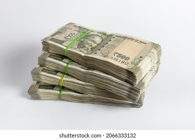 Pile de cinq cents billets de roupie indiens sur fond blanc. Une énorme quantité de liquide en billets de banque indiens.