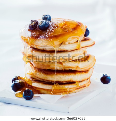 Similar – Foto Bild Süße Pfannkuchen mit Johannisbeeren, Blaubeeren und leckerem Ahornsirup in gusseiserner schwarzer Pfanne