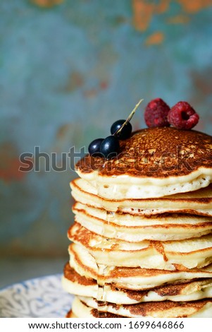 Similar – Foto Bild Süße Pfannkuchen mit Johannisbeeren, Blaubeeren und leckerem Ahornsirup in gusseiserner schwarzer Pfanne