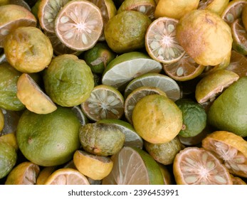 stack of limes split into two_mondays,4 Desember 2023