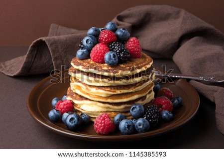 Similar – Foto Bild Süße Pfannkuchen mit Johannisbeeren, Blaubeeren und leckerem Ahornsirup in gusseiserner schwarzer Pfanne