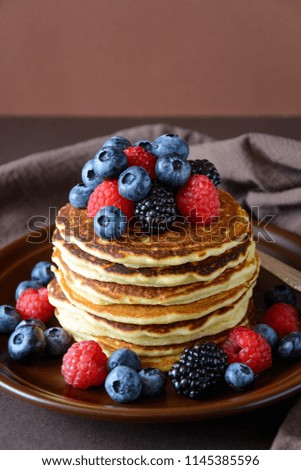 Similar – Foto Bild Pfannkuchen mit Johannisbeeren und Blaubeeren in gusseiserner Pfanne stehen auf dunklem Tisch