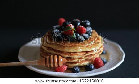 Similar – Foto Bild Süße Pfannkuchen mit Johannisbeeren, Blaubeeren und leckerem Ahornsirup in gusseiserner schwarzer Pfanne