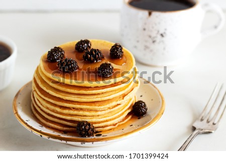 Similar – Foto Bild Pfannkuchen mit Johannisbeeren und Blaubeeren in gusseiserner Pfanne stehen auf dunklem Tisch