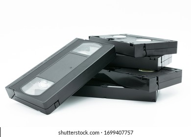 Pila de cinta de vídeo VHS aislada en fondo blanco.