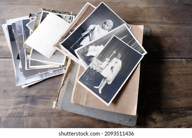 Stack Of Vintage Photos, Retro Photography Of 1940-1950 On Wooden Table, Old Books, Concept Of Genealogy, Memory Of Ancestors, Family Tree, Genealogy, Childhood Memories, Family Archive