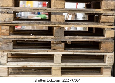 Holzpalettenstapel in einem Lagerhaus. Industrieller Hintergrund
