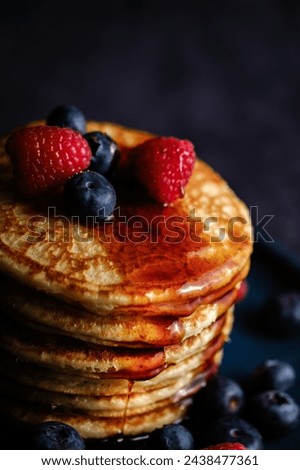 Similar – Foto Bild Süße Pfannkuchen mit Johannisbeeren, Blaubeeren und leckerem Ahornsirup in gusseiserner schwarzer Pfanne