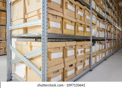 Stapel von Dateien und Pappen in Bücherregalen mit Ordnern und Dokumenten im Karton-Box-Archiv, Lagerraum.