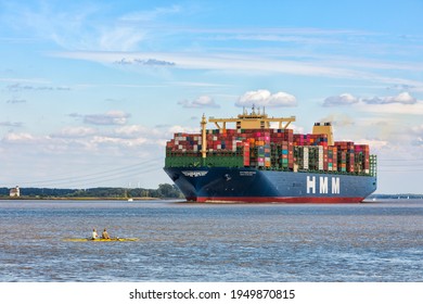 Stade, Deutschland - 10. Juni 2020:  HMM ALGECIRAS, mit einer Kapazität von 24.000 TEU das weltweit größte Containerschiff, das von Hyundai Merchant Marine auf der Elbe bei Hamburg betrieben wird.