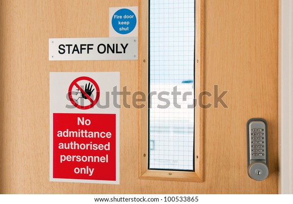 Staff Only Door Signs Outside Laboratory Stockfoto Jetzt