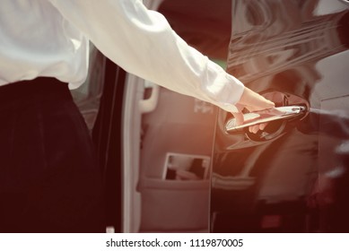 staff open the car door, service

