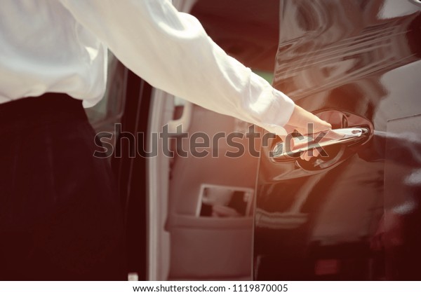 staff open the car door,\
service\
\
