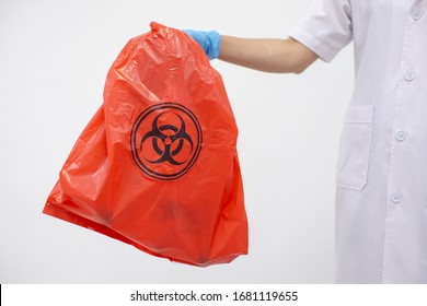 ้Hospital staff are taking dangerously contaminated waste bags to destroy,the symbol 