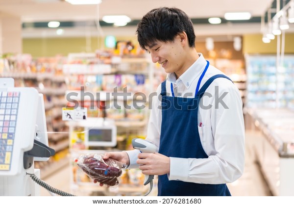 Staff\
working at the cash register in a\
supermarket