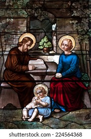 Ventana de cristal manchada que representa a la Sagrada Familia, San José, la Virgen Bendita María y el niño Jesús