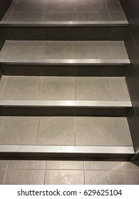 Stainless steel plates are attached to the stairs. To prevent slipping while wet stairs.