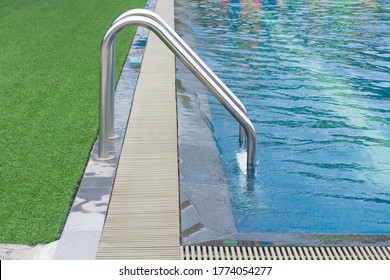 Stainless Steel Pool Ladder With Green Fake Grass