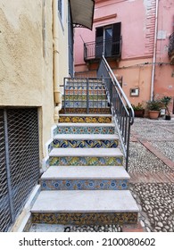 Eine Treppe mit bunten Keramikfliesen 