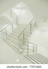 Treppe im modernen Gebäude