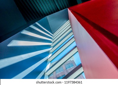 Die Treppe ist rot gestrichen. Abstraktes Fragment der urbanen Architektur des modernen Luxusgebäudes, Hotel, Einkaufszentrum, Business Center.    Innenausstattung.