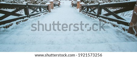 The stairs go down in the snow, slippery steps can fall, frosty day and a lot of snow, light frosty weather, you need to be careful