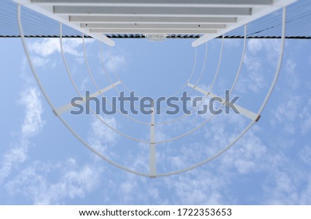 Basketball hoop from the frog’s perspective in front of a blue sky