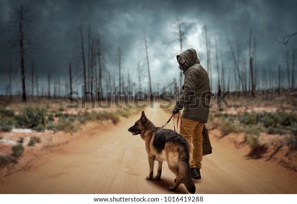 核戦争後の生存者ストーカーと犬 の写真素材 今すぐ編集