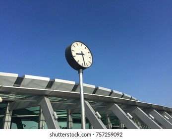 Stand alone clock