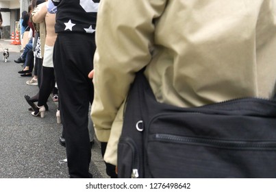 stand in line