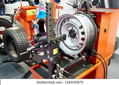 Stand For Straightening Stamped Disk Wheel