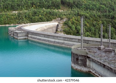 Standing 103 metres above the Ain River, the curved vault of the Vouglans dam is situated on the first Jura plateau.