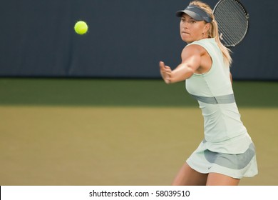 STANFORD UNIVERSITY, CA - JULY 27: Maria Sharapova, Russia, plays at the Bank of the West Classic vs. Zheng Jie, China, on July 27, 2010 in Stanford, CA