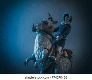 Star Wars Han Solo Riding Tauntaun Foto Stok 774270436 | Shutterstock