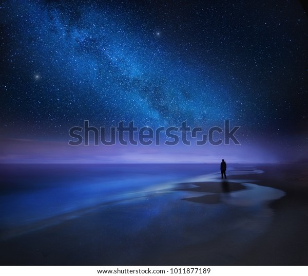 星空の夜空と海と浜の男のシルエット 星空の下の海浜に立つ男性 の写真素材 今すぐ編集