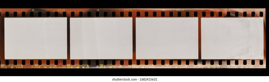 Beginnen Sie mit einem 35mm-Negativfilm mit leeren Zellen, realer Abtastung des Filmmaterials mit kühlen Interferenzen der Abtastlichter auf dem Material.
