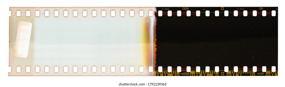 Start von 35mm Negativfilmstreifen, erster Rahmen auf weißem Hintergrund, realer Abtasten von Filmmaterial mit coolen Abtastung des Lichts auf dem Material.
