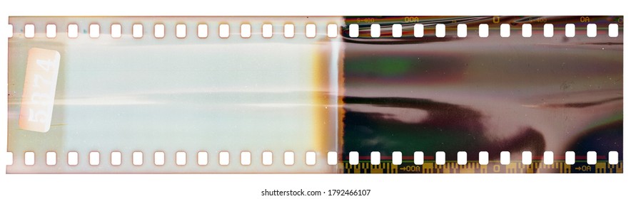 Start oder Anfang des 35-mm-Negativ-Filmstreifens, erste Bilder auf weißem Hintergrund, realer Scan von Filmmaterial mit glänzenden, hellen Interferenzen beim Scannen.
