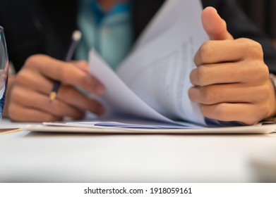 Beginnen Sie mit dem Lernen für Dokument-Geschäftsbericht im Sitzungssaal-Konzept: Geschäftsmann-Manager schreibt am Büroschreibtisch des Unternehmens für das Lesen, Anmelden von Dokumenten oder Dokumentationsdateien