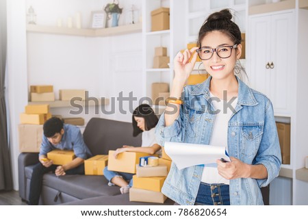 Start up small business entrepreneur SME or freelance woman working with box, Young Asian small business owner at home office, online marketing packing box delivery, SME teamwork moving house concept  ストックフォト © 