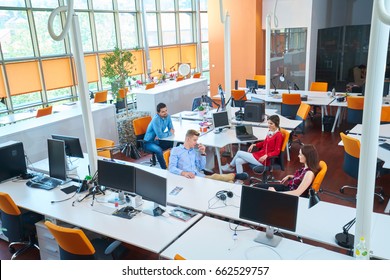 Startup-Geschäftsleute, die tagtägliche Arbeit in einem modernen gemeinsamen Büroraum erledigen