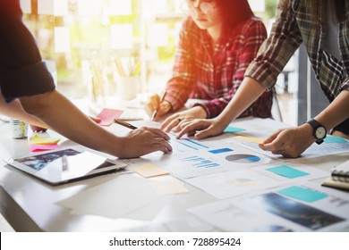 Konzept für Vielfalt und Integration von Startup-Teamwork: Arbeitsplanung für Geschäftsteam mit Kollegen im Büro.
