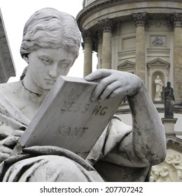 statue
