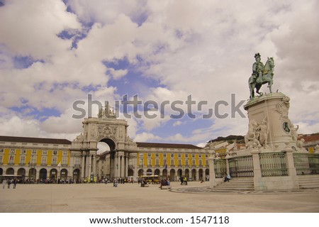 statue and arch in praca do comercio in lisbon