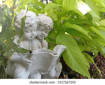 165 Angel Statue Reading In The Garden Images, Stock Photos & Vectors ...