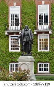 Statue Of Francis Bacon