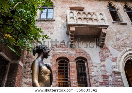 Statue of Juliet, with balcony in the background. Verona, Italy.