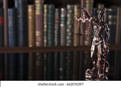 Gerechtigkeitsstatue. Thema Recht. In der Gerichtsbibliothek ziehen.